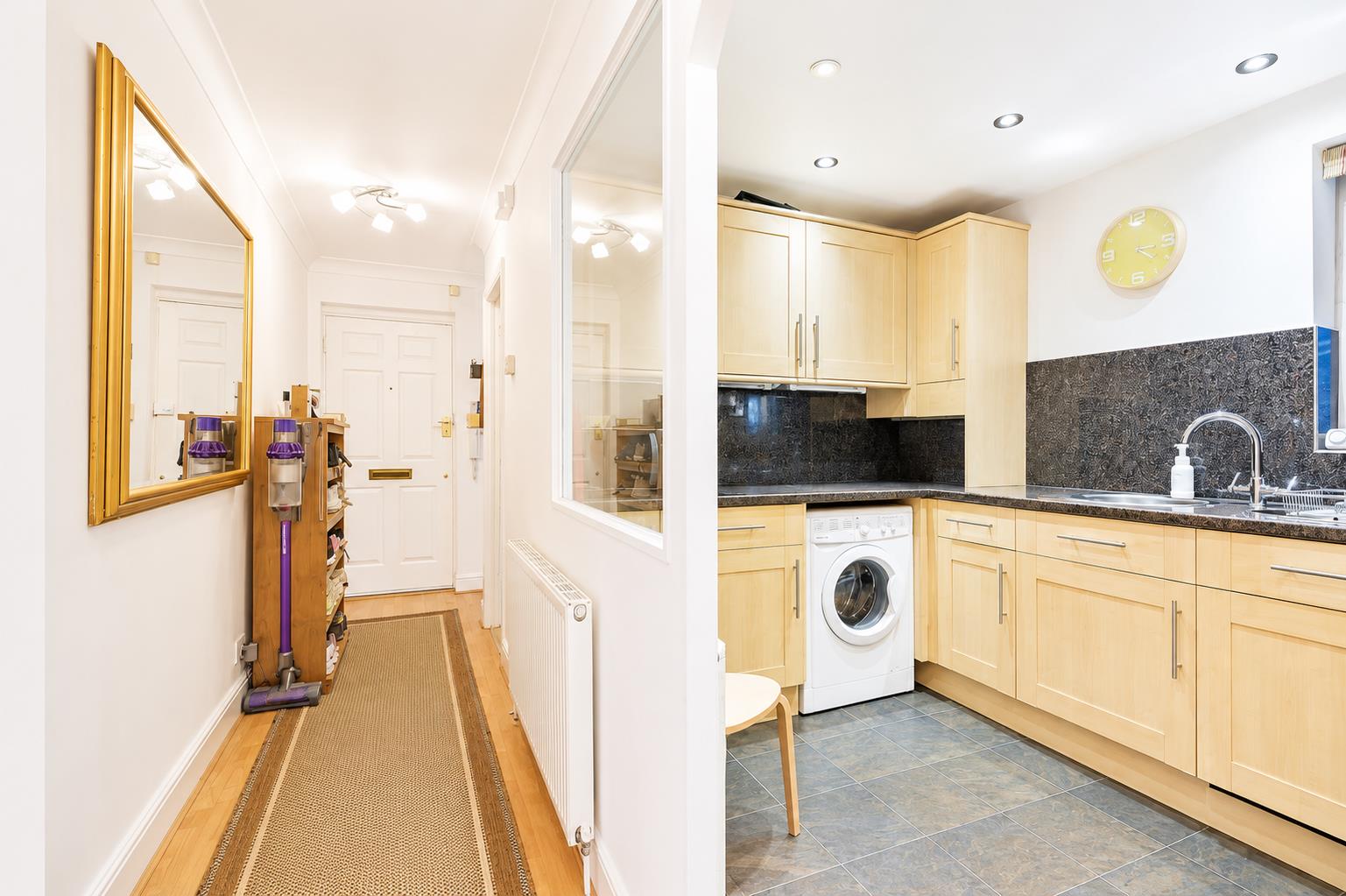 2 bed property in Eaton Road, Sutton